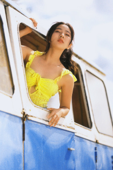 年轻女保姆和年轻男人住一起
